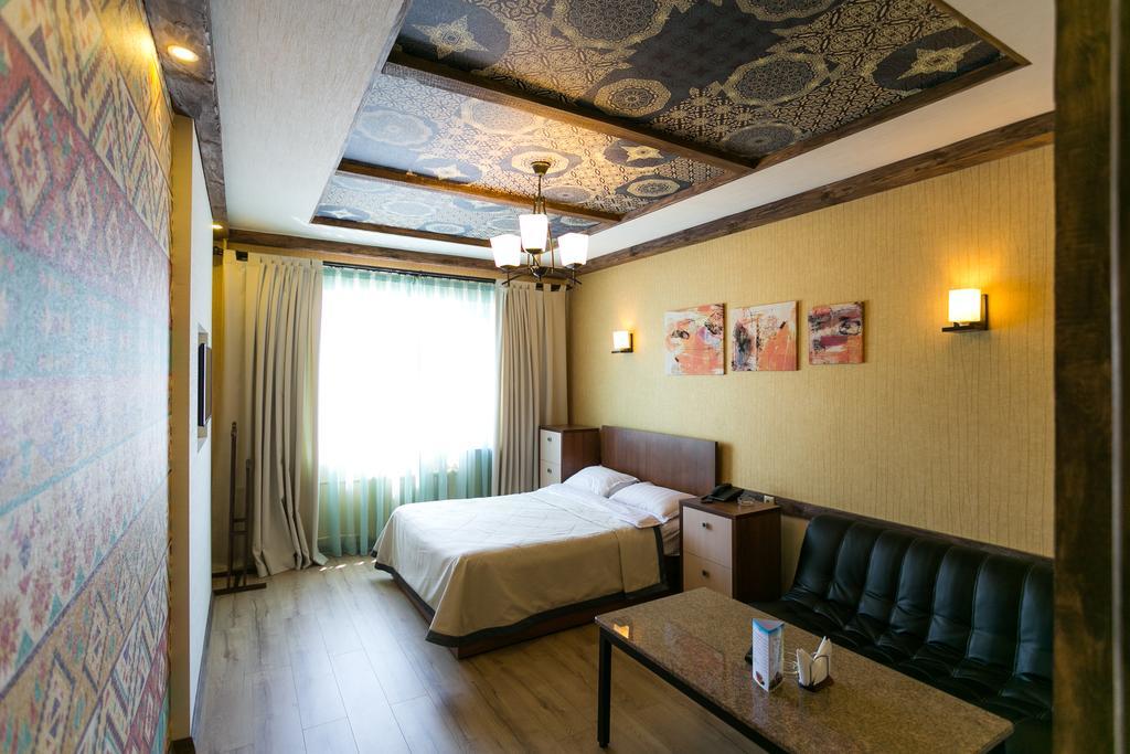 Delphin Guest House Бишкек Екстериор снимка