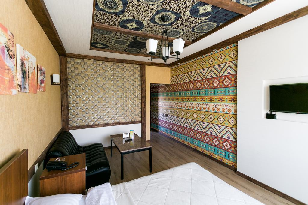 Delphin Guest House Бишкек Екстериор снимка