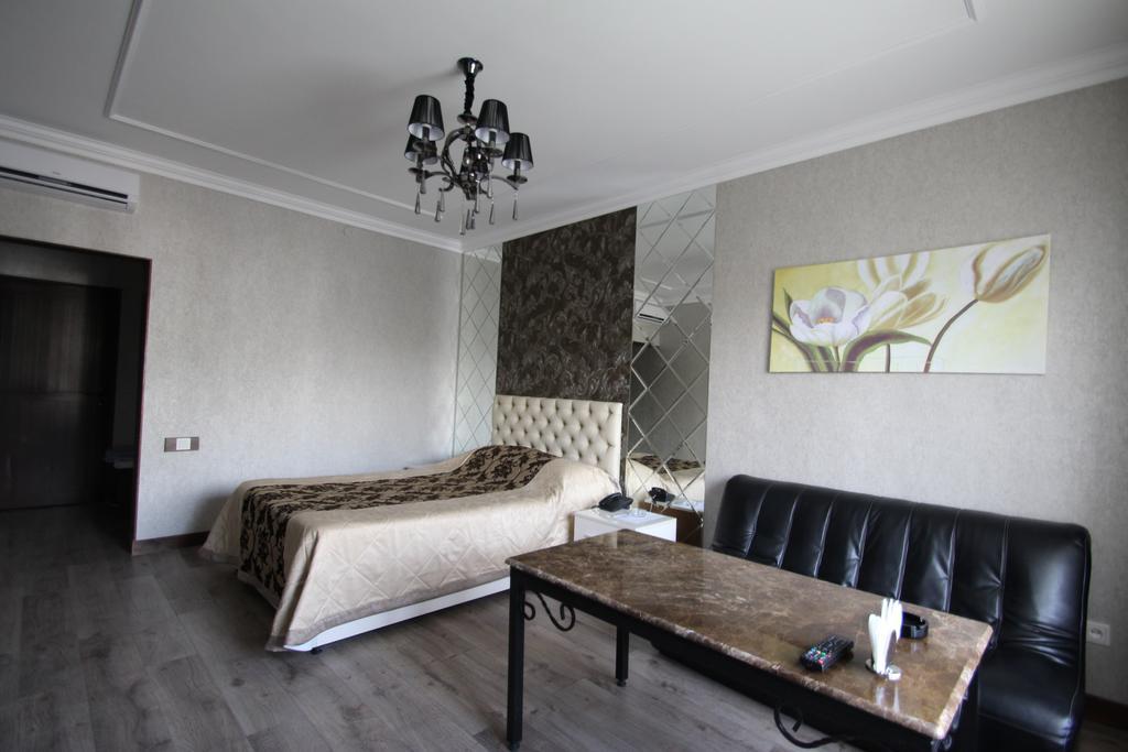 Delphin Guest House Бишкек Екстериор снимка