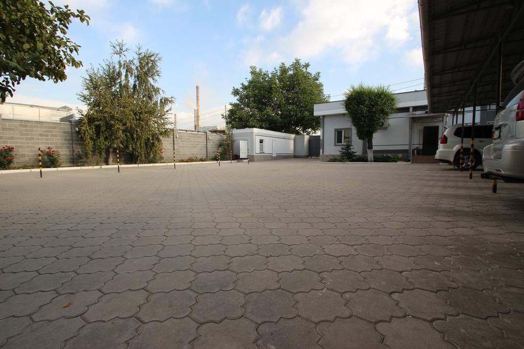 Delphin Guest House Бишкек Екстериор снимка